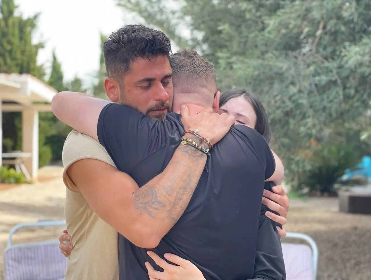 O îmbrățișare emoționantă între participanți