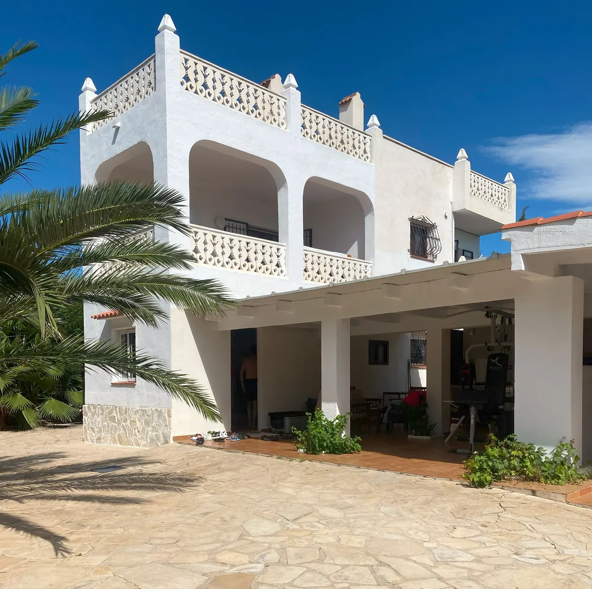 Vila albă a retreatului, sub cerul senin din Tenerife